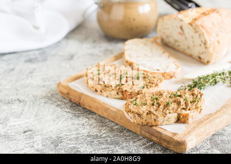 Freschi Fatti in casa di fegato di pollo patè. Fegato di pollo pate sul pane e nel vaso su uno sfondo luminoso. Foto Stock