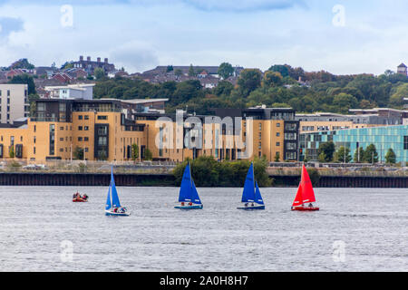 Una interessante selezione di moderni stili architettonici di alloggiamento all'interno del nuovo barrage attraverso la Baia di Cardiff, Glamorgan, Wales, Regno Unito Foto Stock