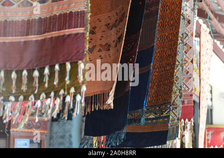 I Tradizionali Sete laotiani tessuti a mano sono venduti come souvenir popolari nel mercato notturno di Luang Prabang, Laos Foto Stock