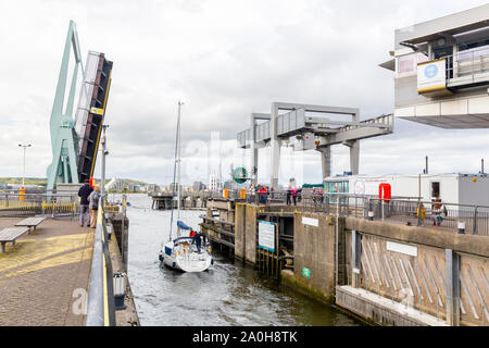 Un assortimento di barche lasciando uno dei blocchi che danno accesso a Cardiff Bay dal Canale di Bristol, Glamorgan, Wales, Regno Unito Foto Stock