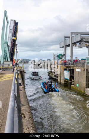 Un assortimento di barche lasciando uno dei blocchi che danno accesso a Cardiff Bay dal Canale di Bristol, Glamorgan, Wales, Regno Unito Foto Stock