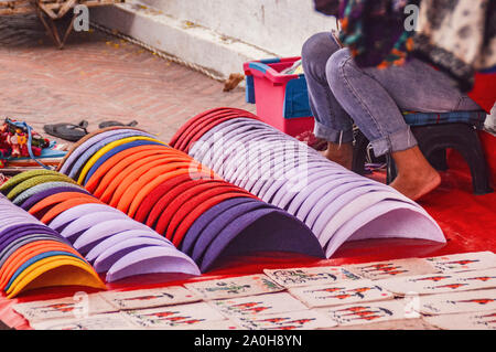 Strada del mercato di fornitori in Luang Prabang notte di mercato di vendita di sete tradizionali e lampade come souvenir a turistica Foto Stock