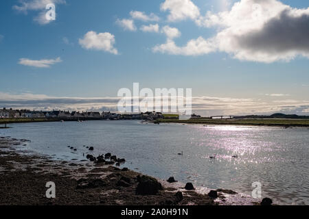 Tramonto a Irvine Harbour North Ayrshire in Scozia e cercando fino al vecchio museo della scienza ponte in lontananza presto di essere ristrutturato sotto il Foto Stock