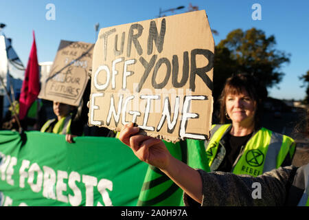 Worcester, Worcestershire, Regno Unito - Venerdì XX Settembre 2019 - estinzione della ribellione ( XR ) clima manifestanti e attivisti di " commuters " Blocco di strade e traffico durante la mattina ora di punta per aumentare la consapevolezza del cambiamento climatico come parte dell'XR clima globale sciopero. Foto Steven Maggio / Alamy Live News Foto Stock