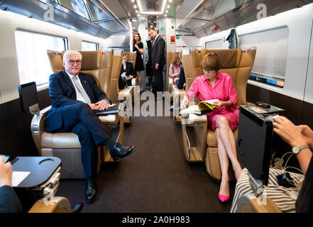 Roma, Italia. Xx Settembre, 2019. Il Presidente federale Frank-Walter Steinmeier (l) e sua moglie Elke Büdenbender sono seduti in un Frecciarossa treno express per viaggiare a Napoli. Presidente Steinmeier e sua moglie sono su una due giorni di visita di stato in Italia. Credito: Bernd von Jutrczenka/dpa/Alamy Live News Foto Stock