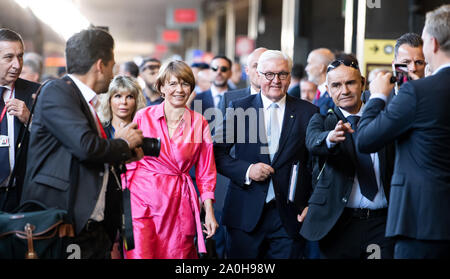 Roma, Italia. Xx Settembre, 2019. Il Presidente federale Frank-Walter Steinmeier (centro destra) e sua moglie Elke Büdenbender prendere un Frecciarossa treno express per la stazione Termini di continuare il loro viaggio a Napoli. Presidente Steinmeier e sua moglie sono su una due giorni di visita di stato in Italia. Credito: Bernd von Jutrczenka/dpa/Alamy Live News Foto Stock