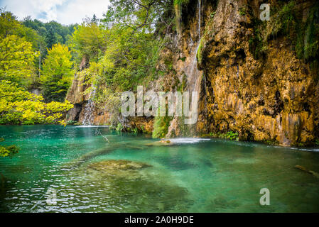 Incredibili cascate con acqua cristallina nella foresta del Parco Nazionale dei laghi di Plitvice, Croazia. Paesaggio Naturale Foto Stock