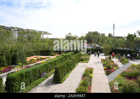 (190920) -- PECHINO, Sett. 20, 2019 (Xinhua) -- la gente visita di Hong Kong Garden presso il Beijing International mostra orticola in Pechino, capitale della Cina, Sett. 19, 2019. Conosciuta come la "Perla dell'Oriente', Hong Kong ha una area di terra di oltre 1.100 chilometri quadrati. La metropoli che vanta non solo i suoi ben noti punti di riferimento architettonici ma anche bellissimi paesaggi naturali. Varie landforms offrono habitat per gli animali e per le piante in città. E di Hong Kong ha messo gli sforzi sulla protezione ecologica per anni per raggiungere uno sviluppo sostenibile. La Beijing International Horticultural SCAR Foto Stock