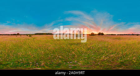 Visualizzazione panoramica a 360 gradi di Il tramonto o l'alba nel campo verde con il cielo blu con colore rosa. 3D panorama sferica con 360 angolo di visualizzazione. Pronto per la realtà virtuale o VR. Ful
