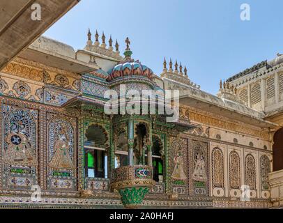 Mor Chowk o cortile Pavone, City Palace di Udaipur, Rajasthan, India Foto Stock