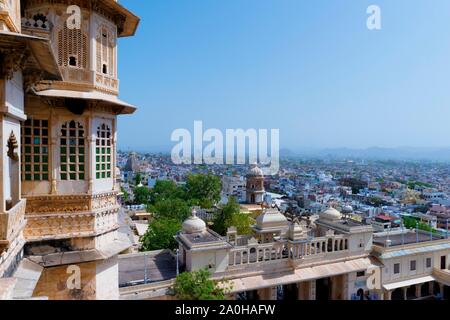 Vista su Udaipur dal Palazzo di Città, Rajasthan, India Foto Stock