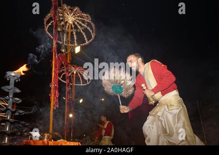 Il sacerdote che celebra il Aarti offrendo incenso, Dashashwamedh Ghat Varanasi, Uttar Pradesh, India Foto Stock