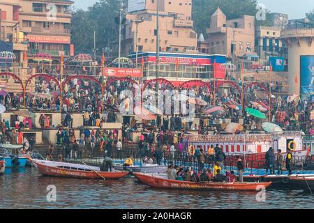 La folla di persone a Dashashwamedh Ghat Varanasi, Uttar Pradesh, India Foto Stock