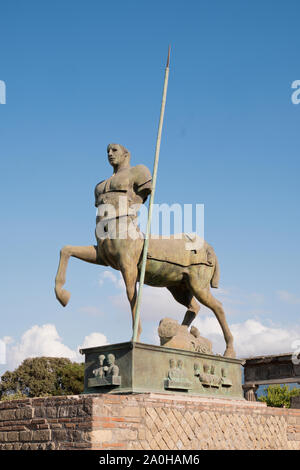 La scultura in bronzo dal titolo Centauro dall'artista polacco Igor Mitoraj a Pompei, Campania Italia Foto Stock
