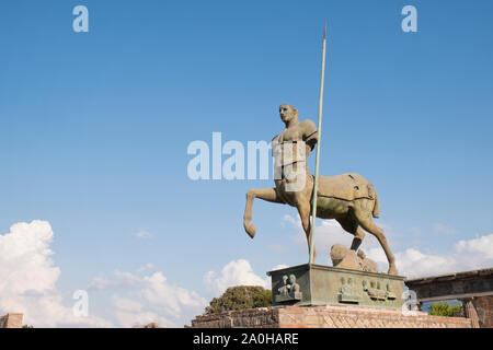 La scultura in bronzo dal titolo Centauro dall'artista polacco Igor Mitoraj a Pompei, Campania Italia Foto Stock