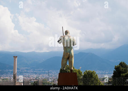 La scultura in bronzo dal titolo Daedalus dall'artista polacco Igor Mitoraj a Pompei, Campania Italia Foto Stock