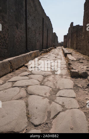 Un vuoto di strada nell'antica città romana di Pompei, Campania Italia Foto Stock