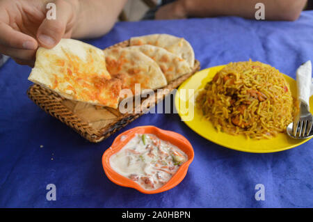 Pollo biryani riso e chapati per un semplice pranzo indiano Foto Stock