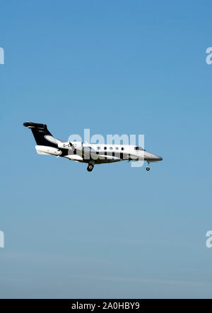 Embraer Phenom 300 l'atterraggio all'Aeroporto di Birmingham, UK (G-CKAZ) Foto Stock