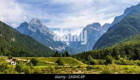 Panoramica di Mangart-Jalovec massiccio di montagna nelle Alpi Giulie all'interno del bellissimo paesaggio. Log pod Mangartom, Bovec, la Slovenia, l'Europa. Foto Stock