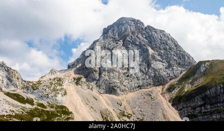 Chiudere la vista sulla parete occidentale del Mangart (2677m), la montagna nelle Alpi Giulie. Preso dal Mangart sella, sedlo. Confine tra Slovenia e Italia. Foto Stock
