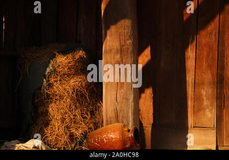 Vasetti di artiglieria che tradizionalmente utilizzano il popolo hmong come contenitori per la conservazione del cibo, mostra la vita e la cultura del villaggio in Vietnam Lien son Foto Stock