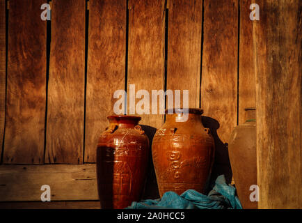 Vasetti di artiglieria che tradizionalmente utilizzano il popolo hmong come contenitori per la conservazione del cibo, mostra la vita e la cultura del villaggio in Vietnam Lien son Foto Stock