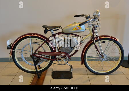 Un whizzer bicicletta motorizzata. Foto Stock