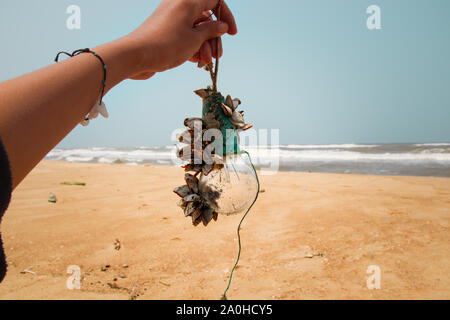 Spiaggia pulita fino, lotta all'inquinamento e promuovere cambiamenti positivi Foto Stock