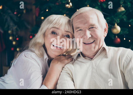 Closeup ritratto di due belle allegro positivo bella adorabile grey-haired coniugi sposati granny nonno moglie cuddling marito avendo divertimento vicino dec Foto Stock