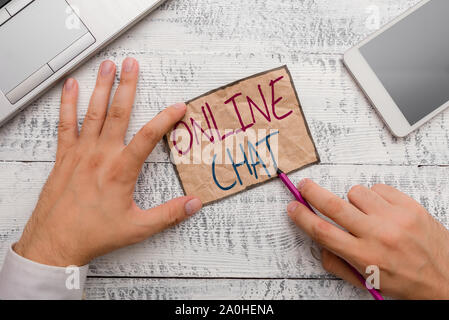 Segno di testo mostra Chat Online. Business photo vetrina per parlare con un amico o qualcuno attraverso internet e PC Phone Foto Stock