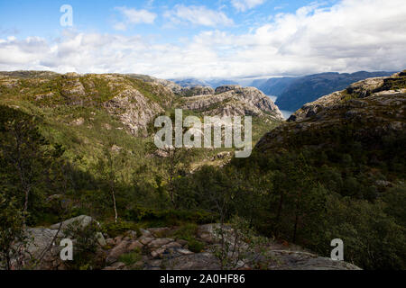 Cielo blu nelle foreste di montagna. Viaggio al pulpito di roccia in Norvegia. Foto Stock