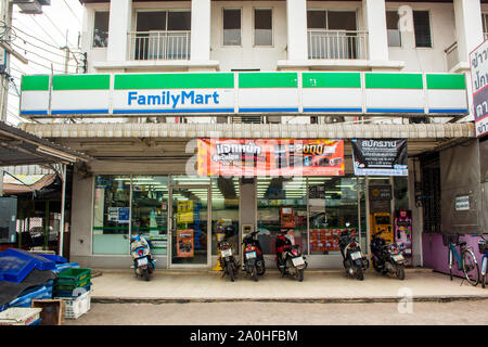 Samut Sakhon, Thailandia, Novembre 2017 : minimarket FamilyMart aperto 24 ore al giorno a Samut Prakan in Thailandia. I negozi erano aperti tutto il tempo. Co Foto Stock