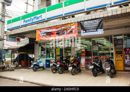 Samut Sakhon, Thailandia, Novembre 2017 : minimarket FamilyMart aperto 24 ore al giorno a Samut Prakan in Thailandia. I negozi erano aperti tutto il tempo. Co Foto Stock