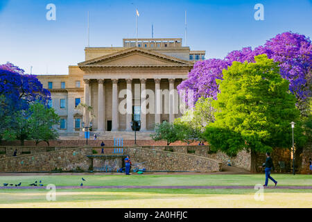 Johannesburg, Sud Africa - 09 Ottobre 2018: vista esterna della grande hall dell'Università del Witwatersrand a Johannesburg in Sud Africa Foto Stock