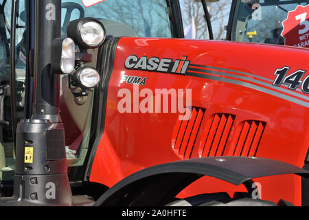 Kaunas, Lituania - 04 Aprile: Case IH trattore e il logo del marchio a Kaunas on April 04, 2019. Case IH è una marca di attrezzature agricole, di proprietà di CNH HO Foto Stock