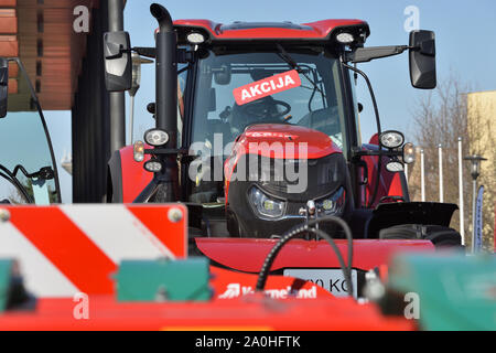 Kaunas, Lituania - 04 Aprile: Case IH trattore e il logo del marchio a Kaunas on April 04, 2019. Case IH è una marca di attrezzature agricole, di proprietà di CNH HO Foto Stock