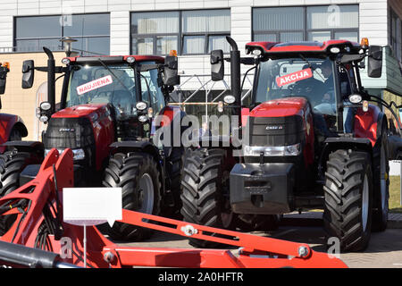 Kaunas, Lituania - 04 Aprile: Case IH trattore e il logo del marchio a Kaunas on April 04, 2019. Case IH è una marca di attrezzature agricole, di proprietà di CNH HO Foto Stock