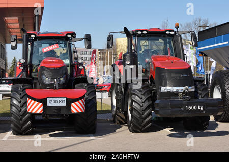 Kaunas, Lituania - 04 Aprile: Case IH trattore e il logo del marchio a Kaunas on April 04, 2019. Case IH è una marca di attrezzature agricole, di proprietà di CNH HO Foto Stock