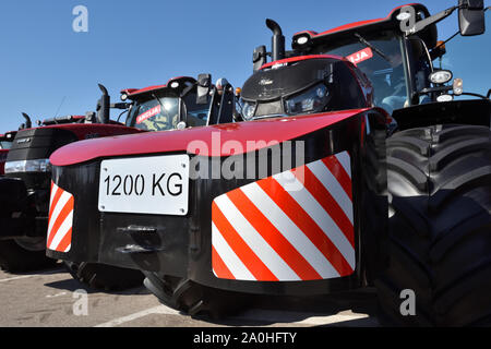 Kaunas, Lituania - 04 Aprile: Case IH trattore e il logo del marchio a Kaunas on April 04, 2019. Case IH è una marca di attrezzature agricole, di proprietà di CNH HO Foto Stock