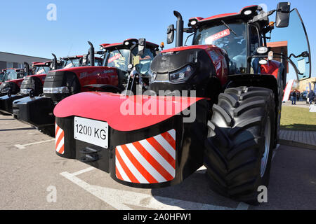 Kaunas, Lituania - 04 Aprile: Case IH trattore e il logo del marchio a Kaunas on April 04, 2019. Case IH è una marca di attrezzature agricole, di proprietà di CNH HO Foto Stock