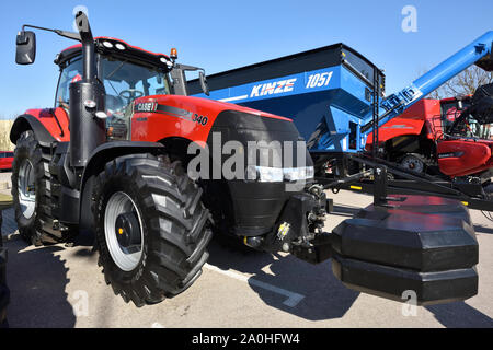 Kaunas, Lituania - 04 Aprile: Case IH trattore e il logo del marchio a Kaunas on April 04, 2019. Case IH è una marca di attrezzature agricole, di proprietà di CNH HO Foto Stock