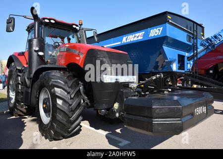 Kaunas, Lituania - 04 Aprile: Case IH trattore e il logo del marchio a Kaunas on April 04, 2019. Case IH è una marca di attrezzature agricole, di proprietà di CNH HO Foto Stock