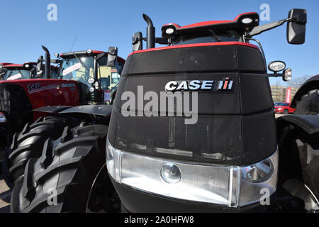 Kaunas, Lituania - 04 Aprile: Case IH trattore e il logo del marchio a Kaunas on April 04, 2019. Case IH è una marca di attrezzature agricole, di proprietà di CNH HO Foto Stock