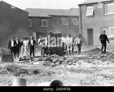 Lavoratori edili battenti picchetti sul sito di costruzione Brookside edilizia abitativa 6 settembre 1972. Union of Construction, Alleed Trades e Technicians i membri UCATT hanno picked cantieri a Shrewsbury e Telford che hanno portato alla causa di corte sono stati Ricky Tomlinson e Des Warren sono stati imprigionati per cospirazione. Le loro condanne sono state ribaltate dalla corte d'appello nel 2021. Foto Stock