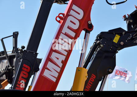 Kaunas, Lituania - 04 Aprile: Manitou carrello trattore particolare e logo in Kaunas in aprile 04, 2019. Manitou è una ditta che realizza elevatori a forche, cherry pi Foto Stock