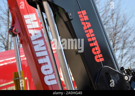 Kaunas, Lituania - 04 Aprile: Manitou carrello trattore particolare e logo in Kaunas in aprile 04, 2019. Manitou è una ditta che realizza elevatori a forche, cherry pi Foto Stock