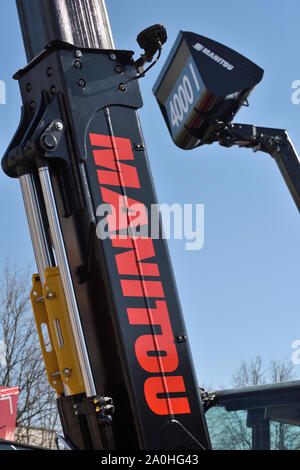 Kaunas, Lituania - 04 Aprile: Manitou carrello trattore particolare e logo in Kaunas in aprile 04, 2019. Manitou è una ditta che realizza elevatori a forche, cherry pi Foto Stock