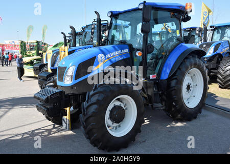 Kaunas, Lituania - 04 Aprile: trattore New Holland e il logo a Kaunas on April 04, 2019. New Holland è un marchio globale di macchine agricole processo di produ Foto Stock