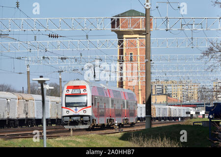 Vilnius, Lituania - 18 Aprile: ferrovie lituane treno in marcia a Vilnius il 18 aprile 2019. Ferrovie lituane è l'azienda ferroviaria nazionale di Foto Stock